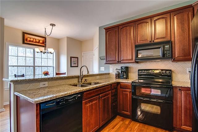 2nd image of 653 Magnolia Ln
