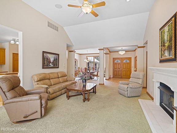 4th image of 245 Barberry Ln
