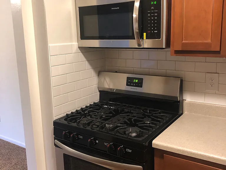 Regency Park Apartments — Photo 21