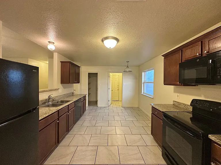 2403 Lavender Ln — Photo 6