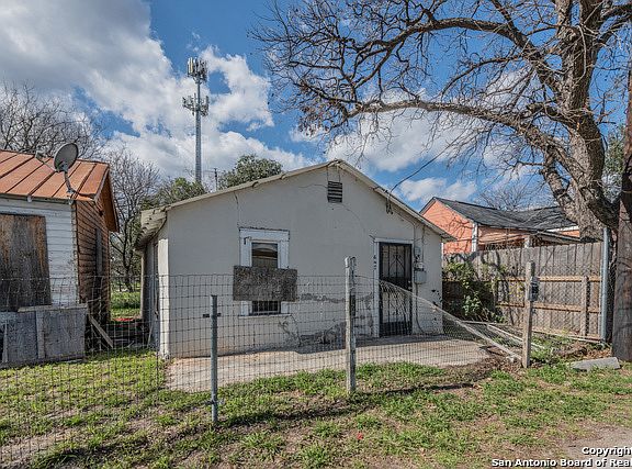 4th image of 607 S Comal