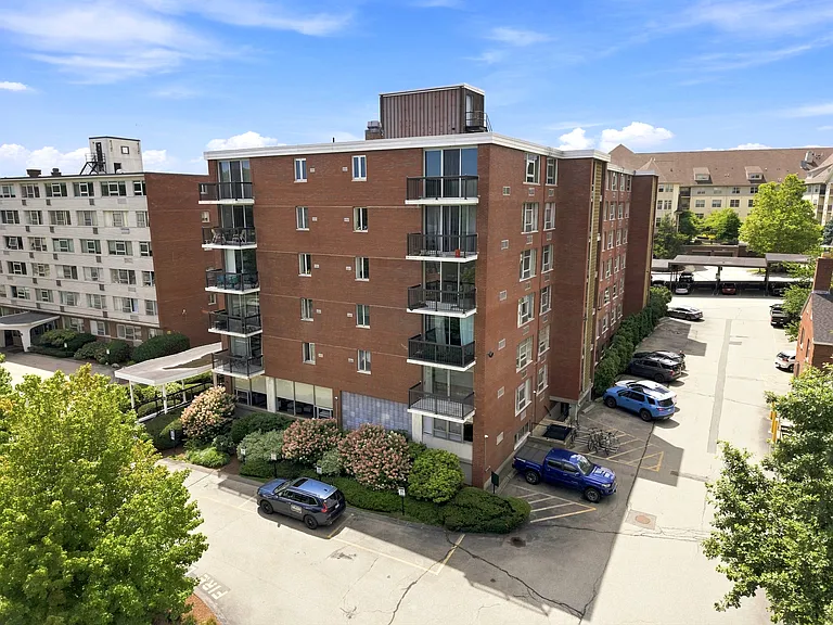 20 Hammond Pond Pkwy #208 — Photo 3