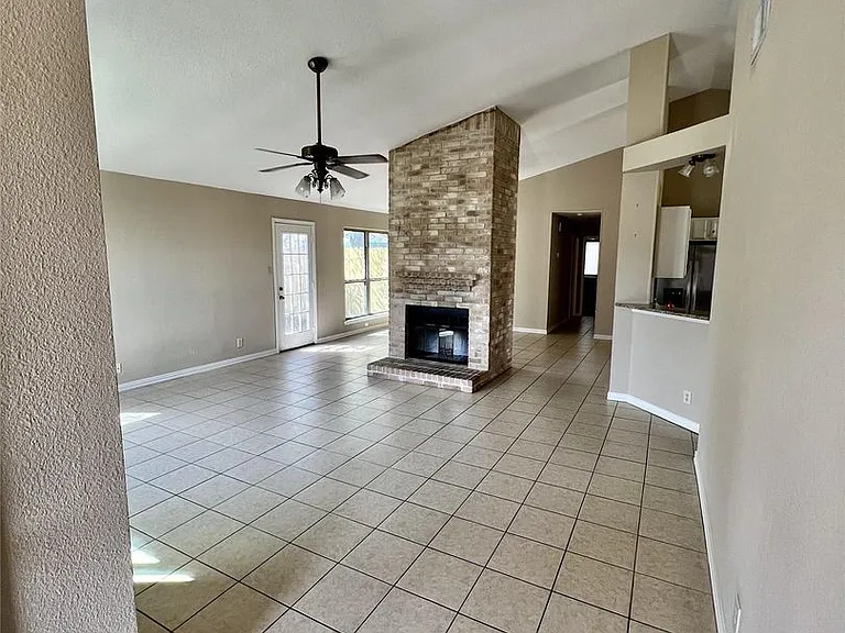 1101 Forest Oaks Path — Photo 2