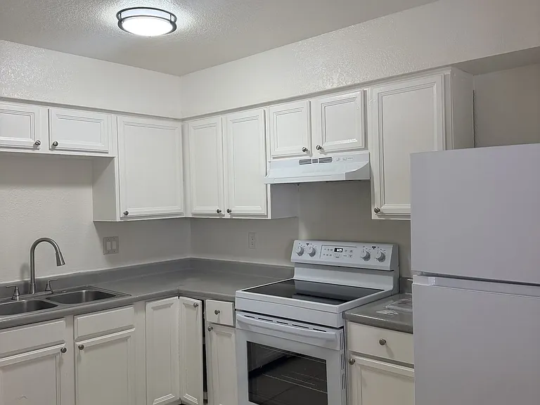 1207 E Jarvis Ave — Photo 2