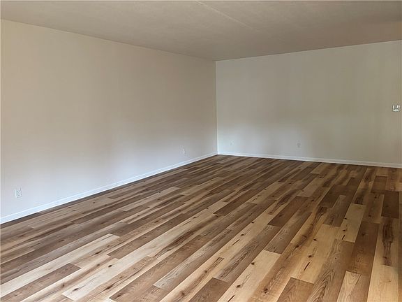 4th image of 915 Forest Green Dr