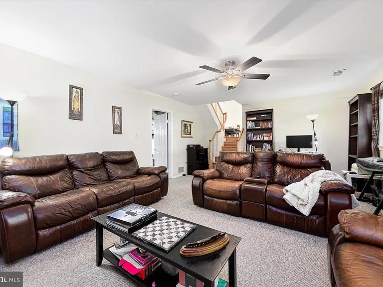 4 Sussex Ct — Photo 27