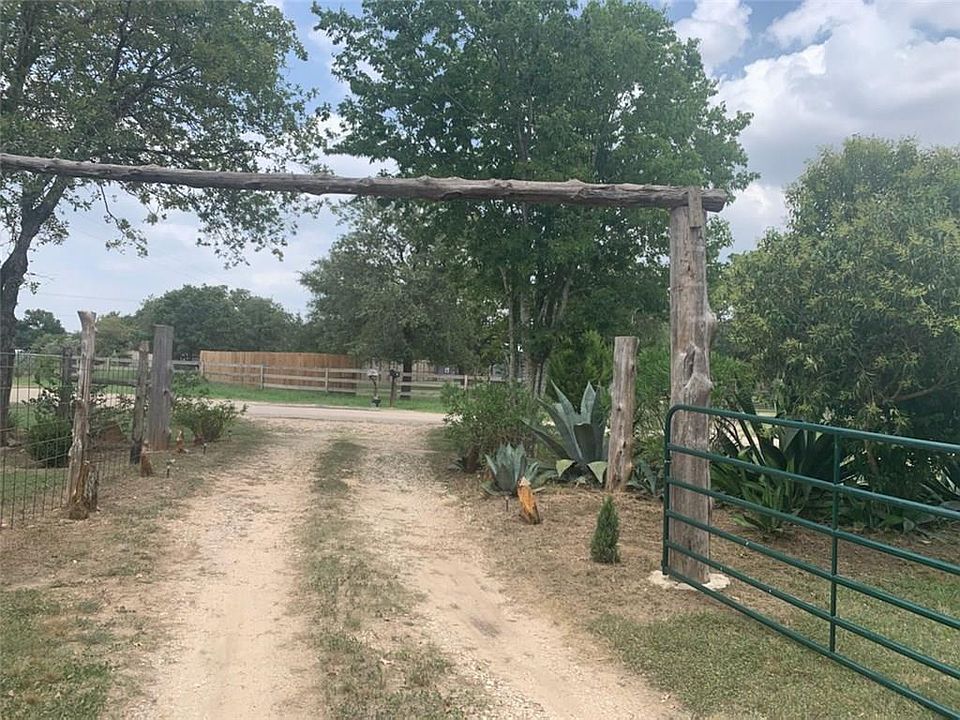 1st image of 221 Stephanie Ln
