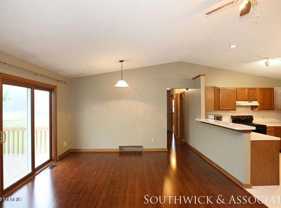 4th image of 5277 Chauncey Dr NE