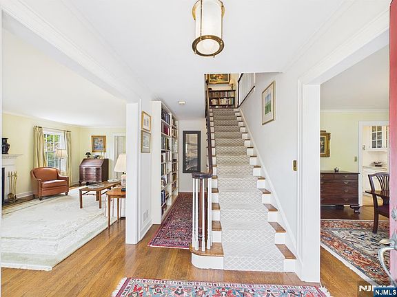 3rd image of 342 Beechwood Rd