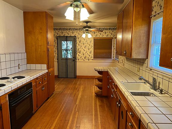 3rd image of 933 N 2nd Ave #2