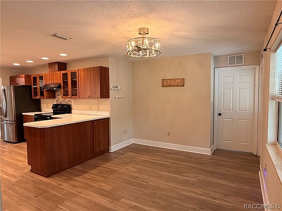 3rd image of 521 Hiawatha Ave