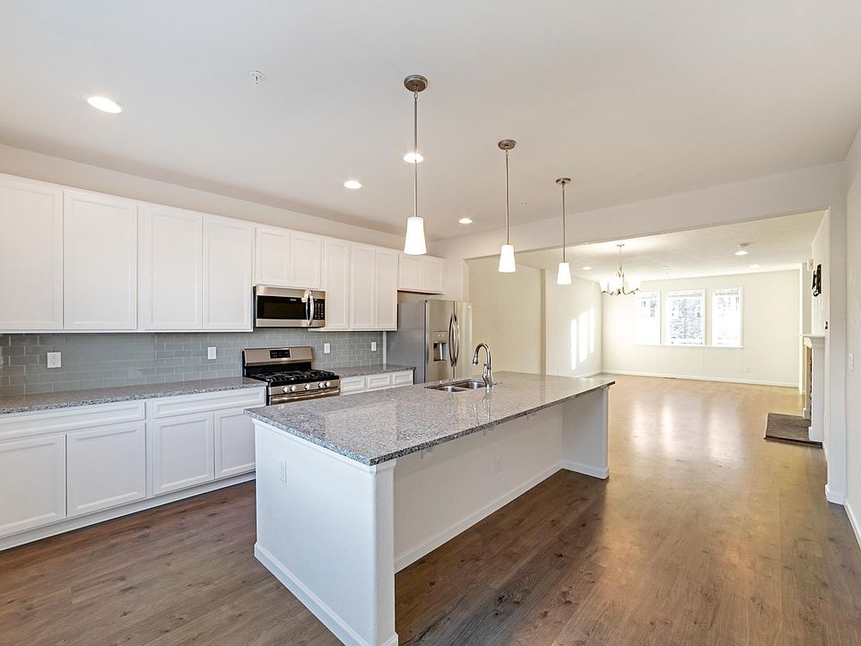 Huge Open Kitchen w/ Brand New Appliances