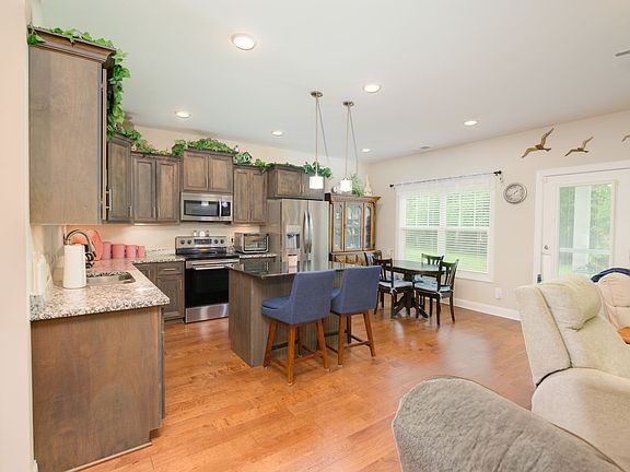 4th image of 107 Brook Ct