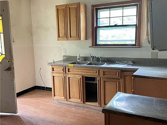 4th image of 2207 Woodlawn Ave