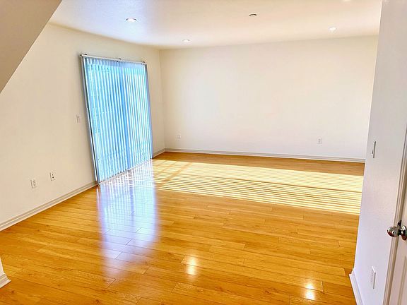 2nd image of 3321 Mentone Ave APT 09