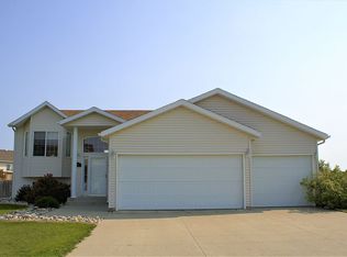 1027 Parkway Dr, West Fargo, ND 58078