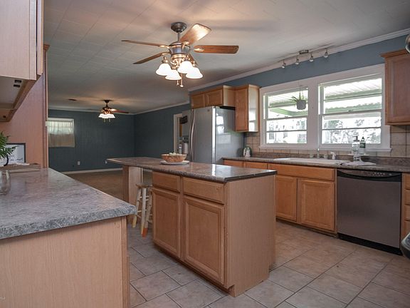 3rd image of 806 Abdalla Blvd
