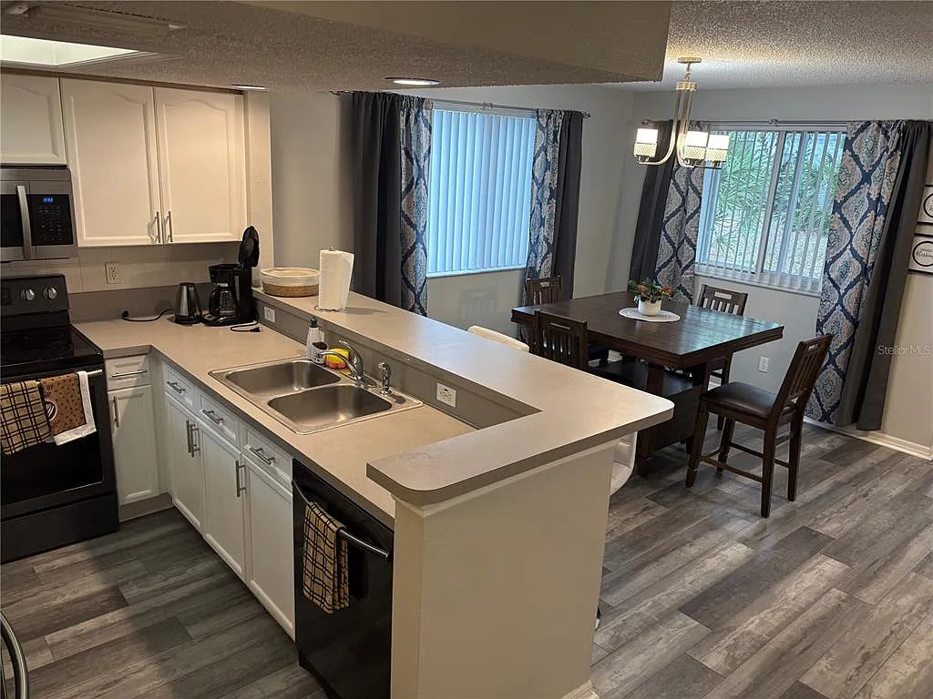 3 bed, 2.5 bath, 1461 sqft, $2,450 — Photo 3