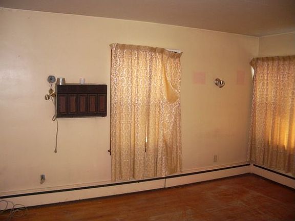 4th image of 782 Greenbay Ave