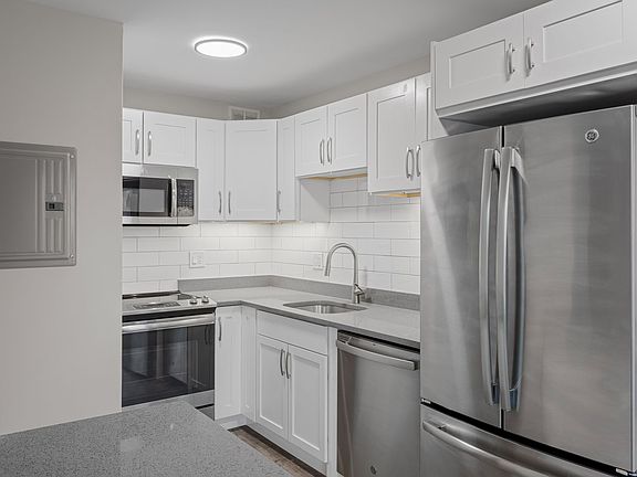 2nd image of 6166 N Sheridan Rd APT 8L