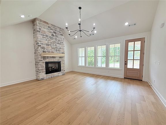 5th image of 33 Kentallen Ln