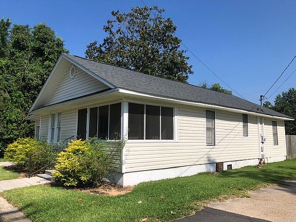 3rd image of 104 E Lawson St