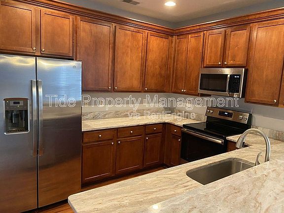 3rd image of 1451 Hamlin Park Cir