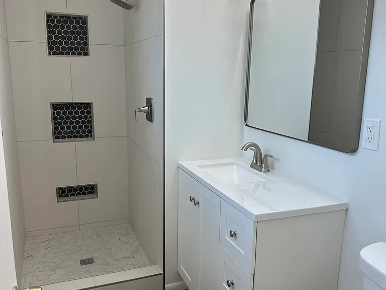 1815 E Minnezona Ave — Photo 11