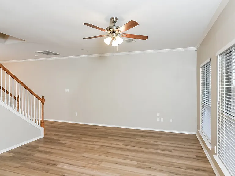 9202 Hilltop Crossing Dr — Photo 6