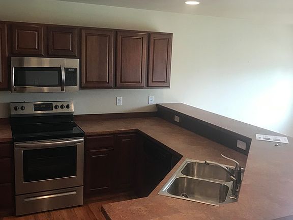 3rd image of 489 Woodman Dr