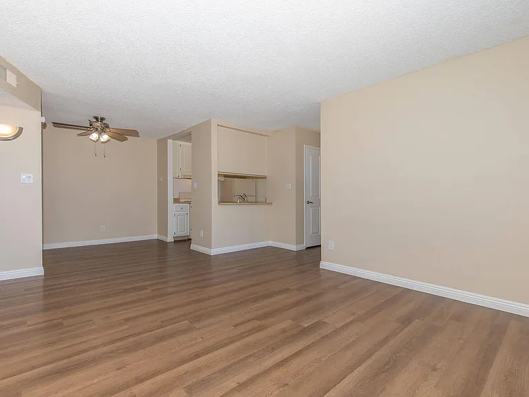 Renaissance Apartments — Photo 38