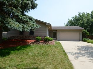 2463 S Crescent Ln, Aurora, IL 60504