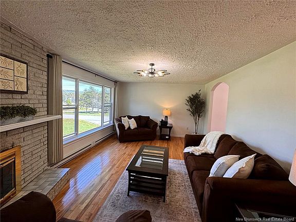 3rd image of 13 Woodward Cres