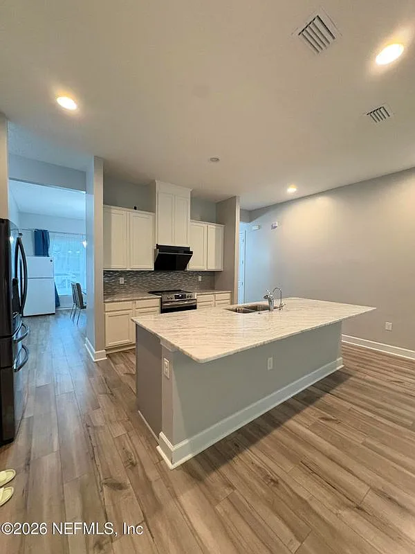 3 bed, 2.0 bath, 2080 sqft, $2,700 — Photo 4