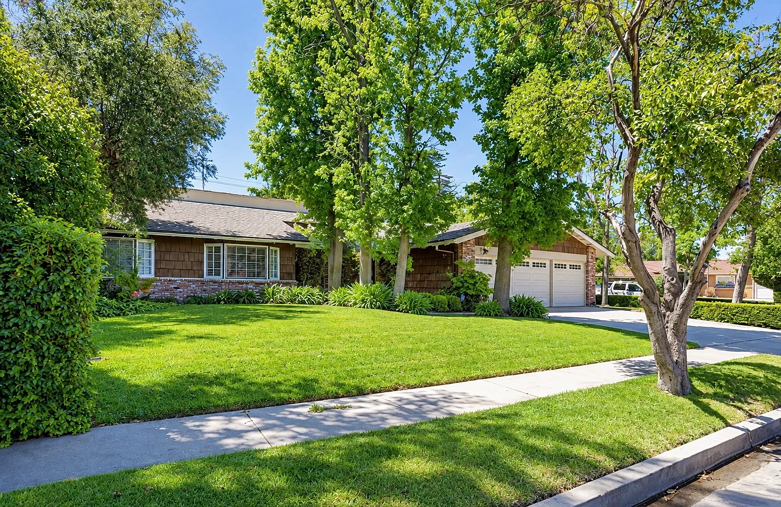 4 bed, 3.5 bath, 2850 sqft, $8,200 — Photo 1