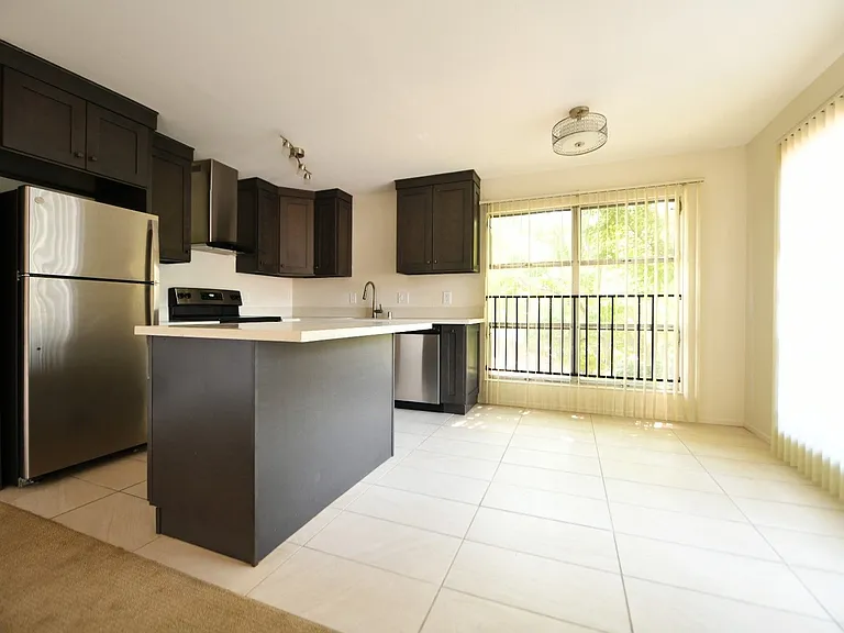 95 Linda Apartments — Photo 5