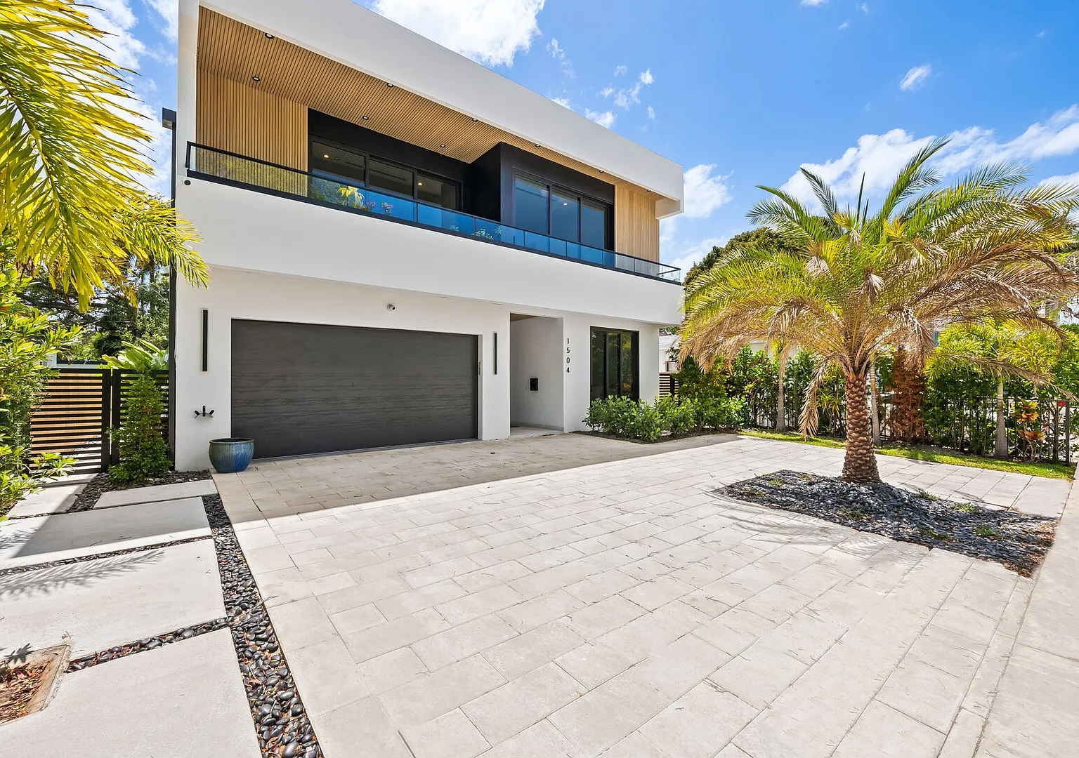 5BR Modern Home Heated Pool Steps to Las Olas — Photo 1