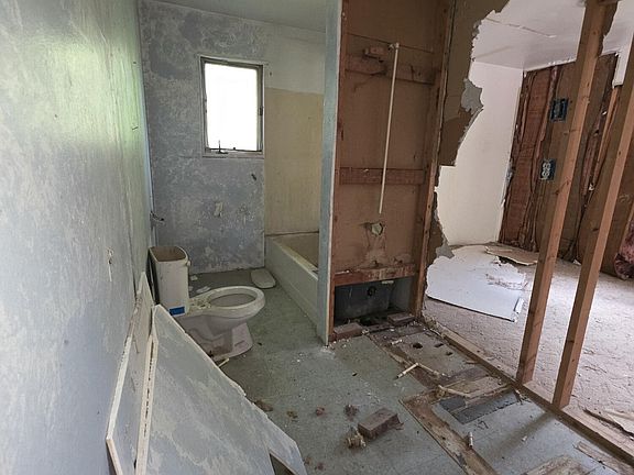 5th image of 7186 Standish Rd
