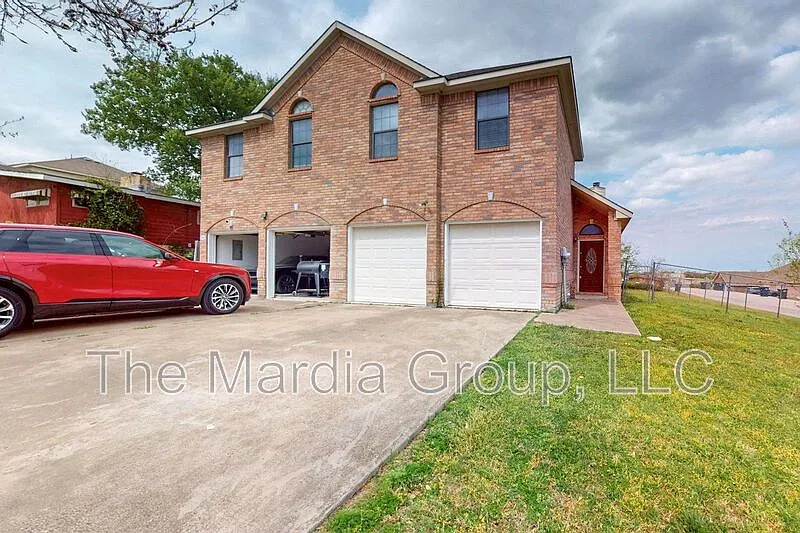 3 bed, 2.5 bath, 1378 sqft, $1,750 — Photo 3