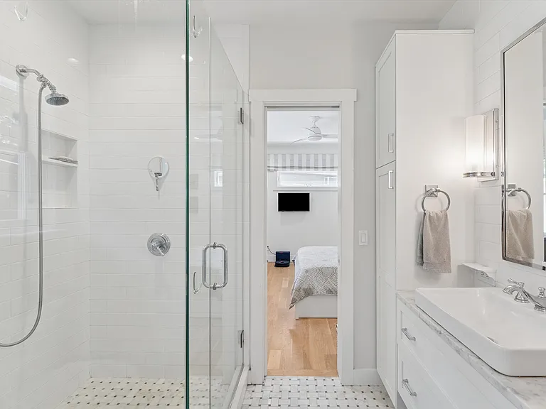 104 Lake Dr — Photo 9