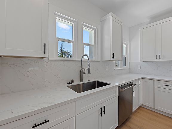 3rd image of 606 S Lake Ave