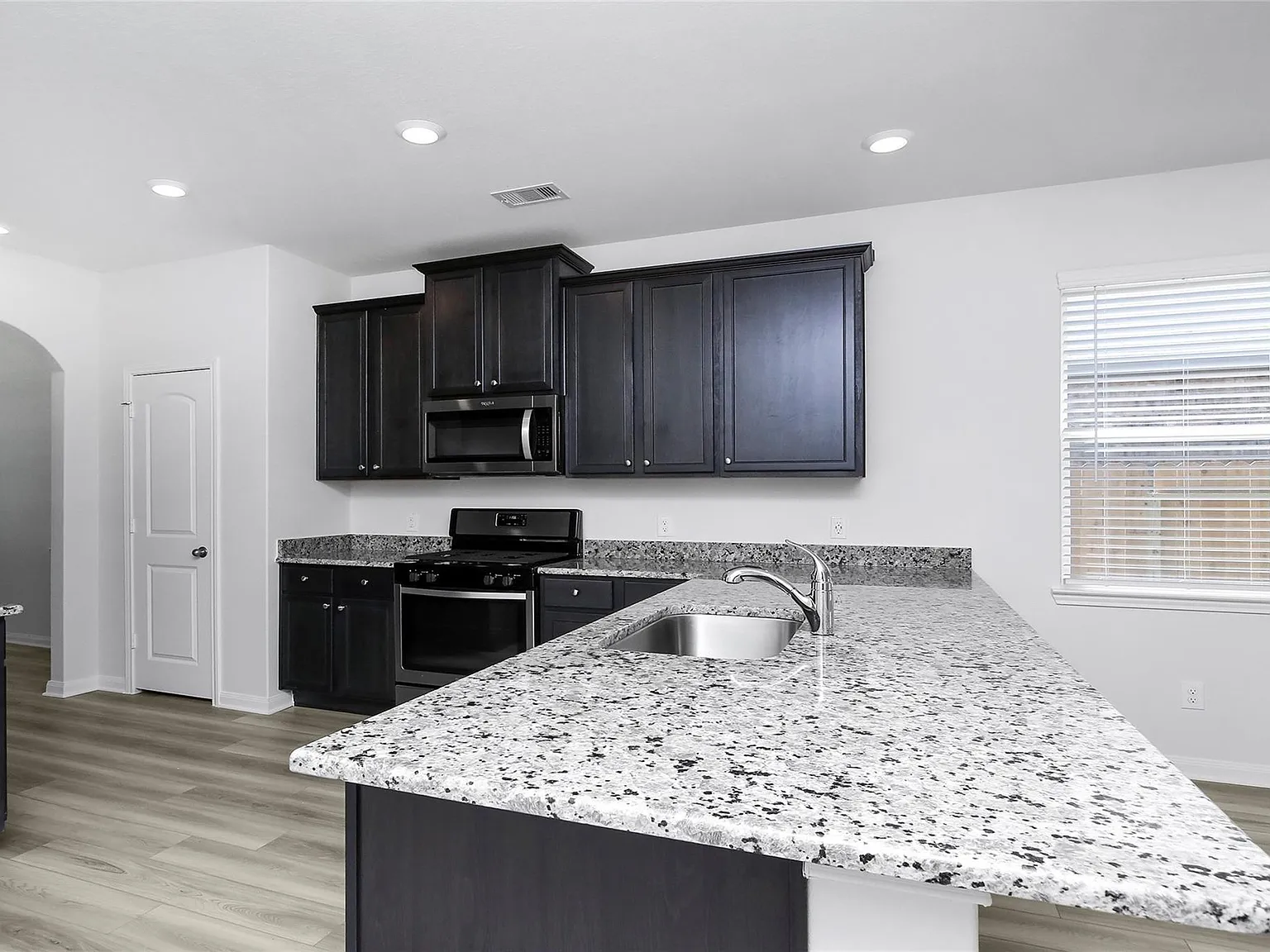 3 bed, 2.0 bath, 1570 sqft, $2,025 — Photo 4