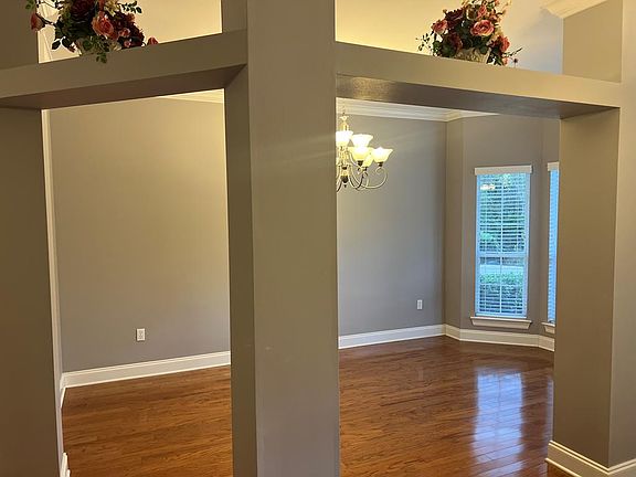 5th image of 33 Odessa Dr