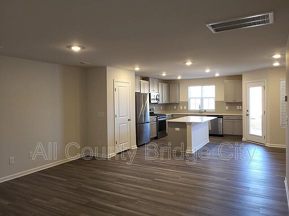 3rd image of 927 Powder Creek Dr