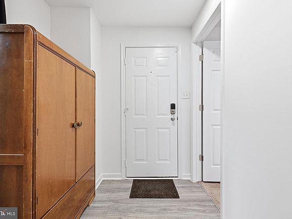 5th image of 827 Chestnut St