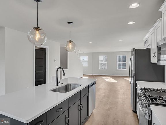 3rd image of 18 Morgan Cir #6-01