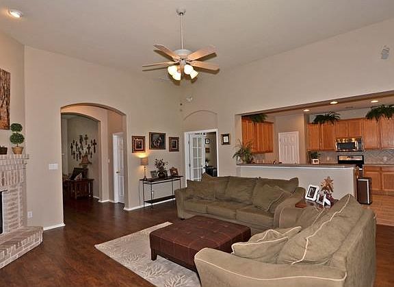 3rd image of 907 Brighton Bend Ln