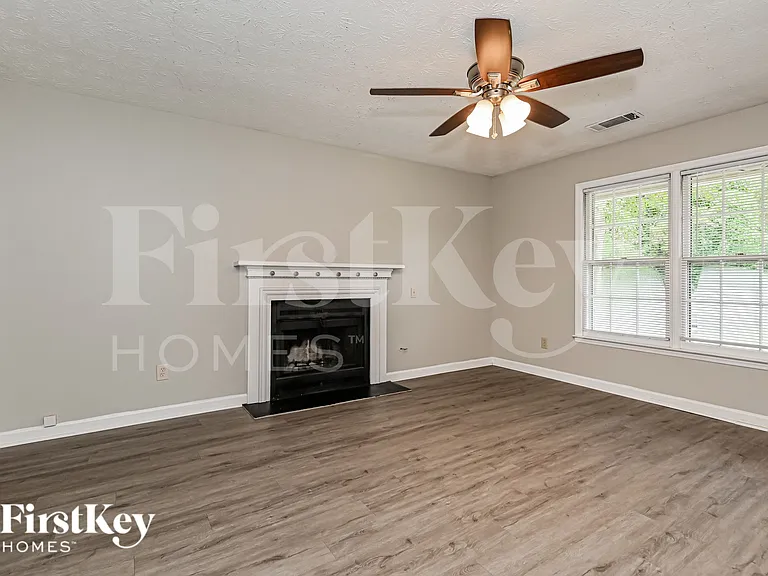 3900 Hadley Farm Dr — Photo 2