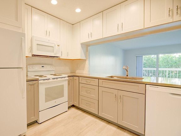 4th image of 7830 Camino Real #310