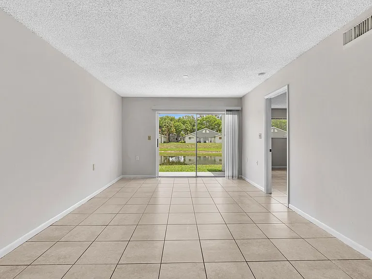 1020 Lake Victoria Dr #B — Photo 16